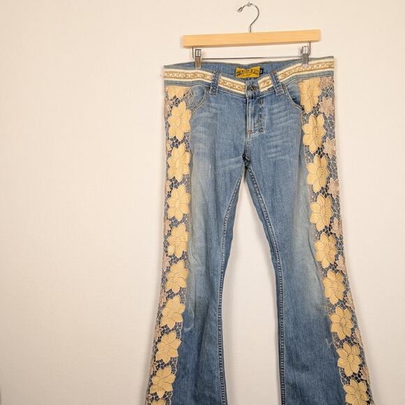 Vintage Allen B. Y2K Patchwork Lace Cream Floral Flare Jeans Size 32 - Picture 3 of 8